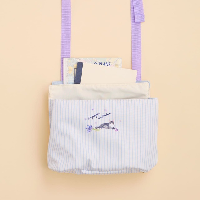 【Afternoon Tea LIVING】マルチホルダー ¥3,960/ショルダーベルト付きで肩掛けにも対応しており、マルチに使える便利なアイテム