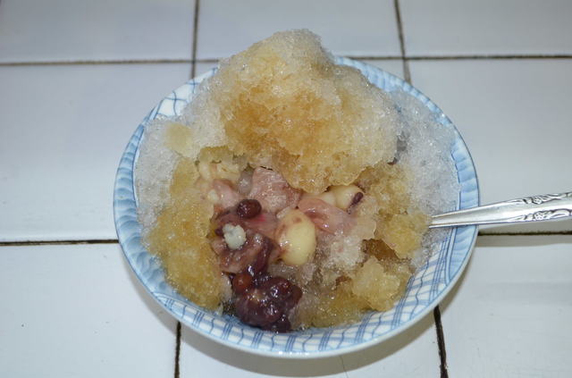 中からはやわらかく煮込まれた小豆やタロイモが。これがもっともオーソドックスな伝統スイーツの形。「李家湯圓」