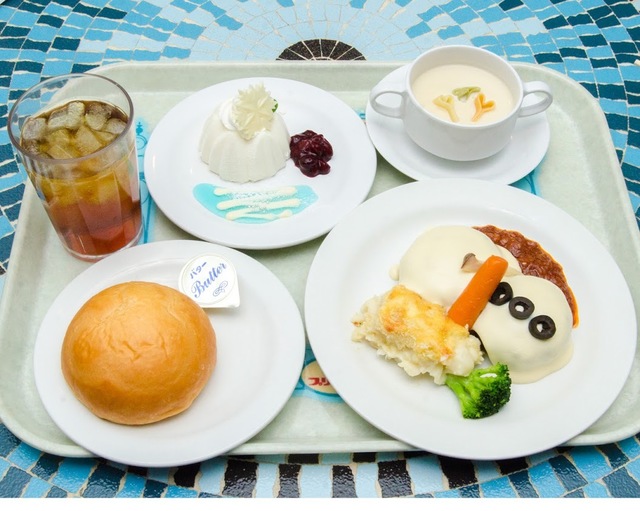 オラフの形のWハンバーグはボリューム満点。