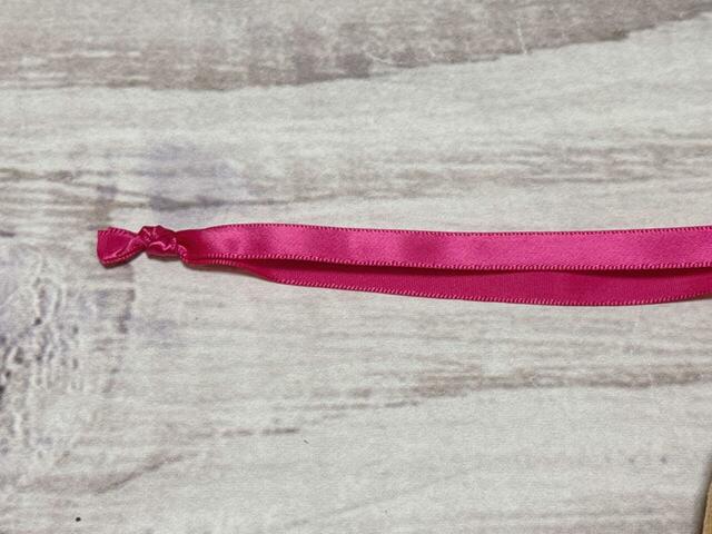 巾着の紐はホットピンクのサテンリボン