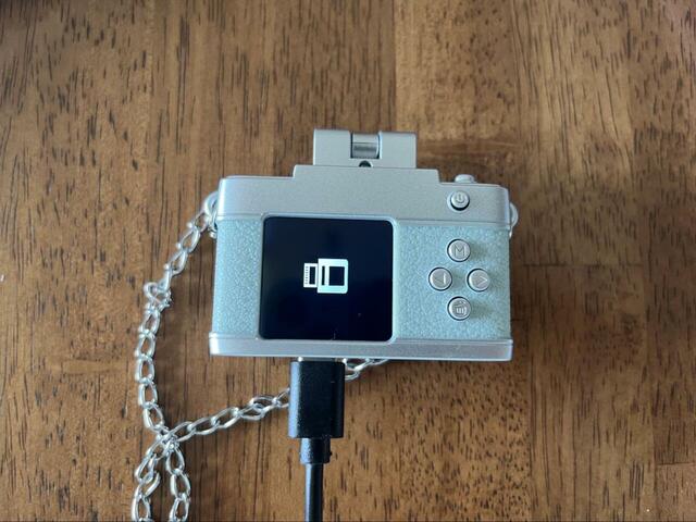 【3COINS ミニトイカメラ】データ転送中は、usbマークが画面に表示されます