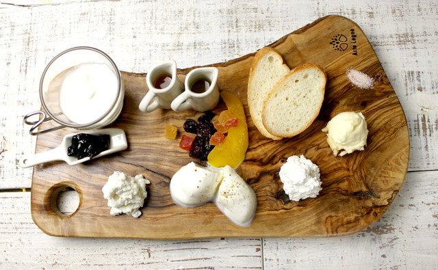 新鮮で出来たてならではの『自家製フレッシュチーズ5種盛り』　￥1,080