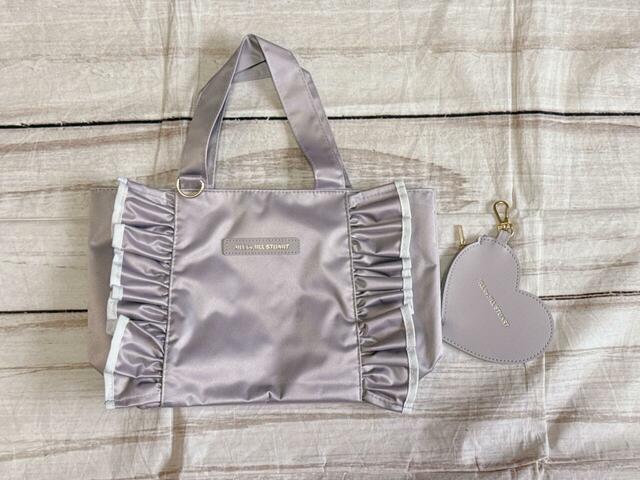 フリルトートバッグとハート形チャームが入っていました