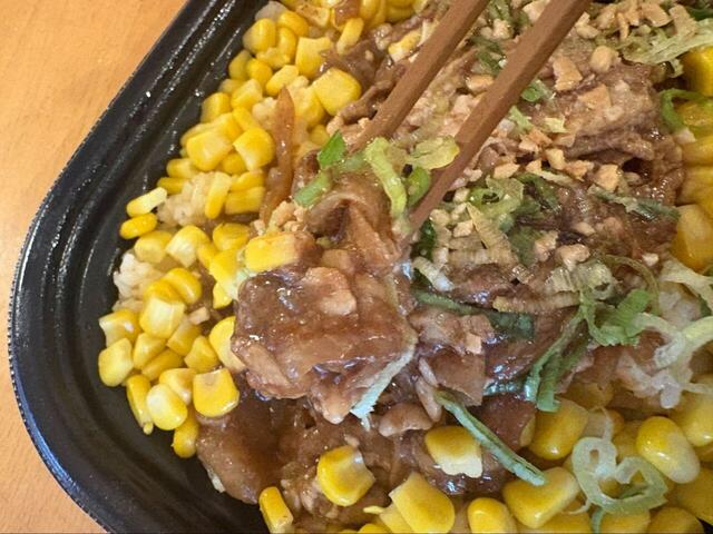 【ロピア ビーフガーリックライス】青ねぎとにんにくのかけらが、彩りのアクセントになっていました!