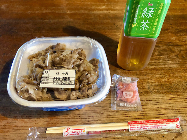 【すき家　ランチコンボ】テイクアウトの際は紅生姜や七味や割り箸などをセルフサービスで持ち帰ります