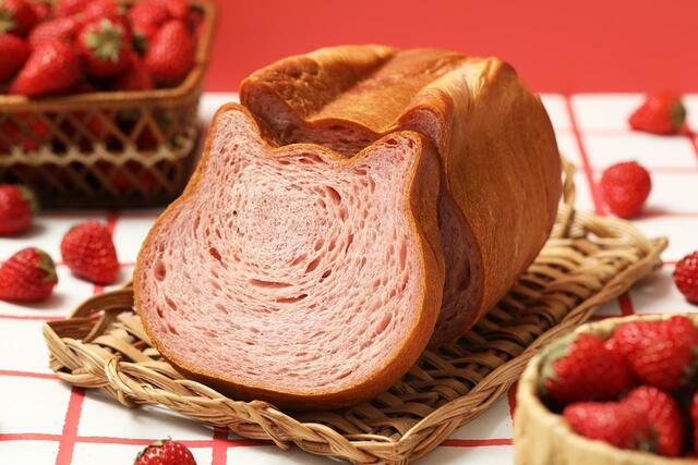 「ねこねこ食パン 濃いいちご」＜880円（税込）＞【ねこねこに『濃いいちご』など春限定フレーバーが登場】