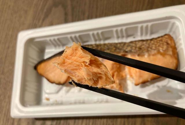 ァミリーマート 銀鮭の塩焼き】肉厚で食べごたえアリ！