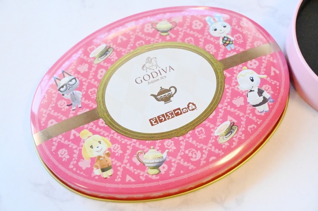 【ゴディバ meets どうぶつの森 アソートメント/Pink 6粒入 ティーマットセット】缶のフタにはチョコと同じキャラクターがデザインされています