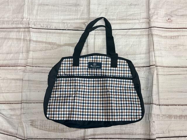 クラブチェックが映える、大人のための上品デザインのボルトンバッグ
