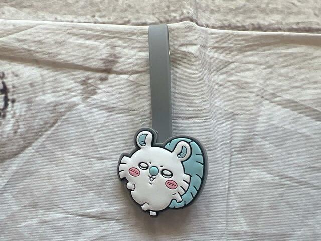 モモンガはグレー！ブラックのバッグに合わせるとかわいいですね♪