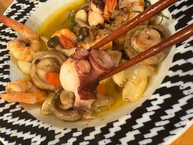 【コストコ シーフードアヒージョ】タコがやわらかく、ホタテは驚くほどジューシー！そのままでもアレンジしても楽しめる♪