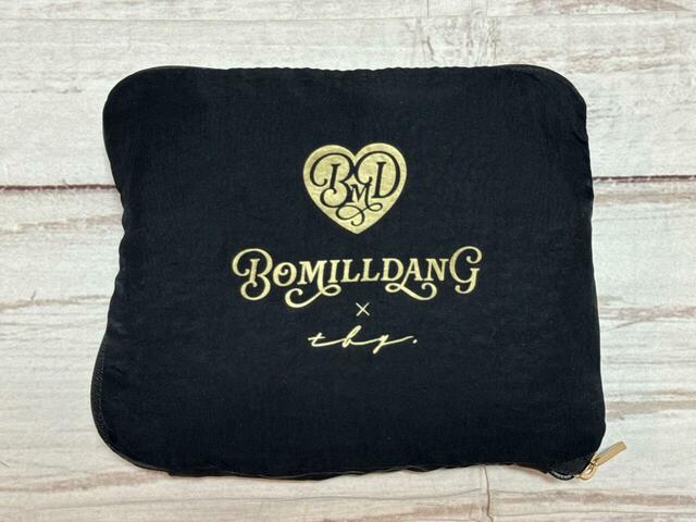 フロントポケット部分にバッグ本体を畳んで収納できるパッカブル仕様