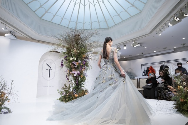 「ST」新作ウェディングドレス