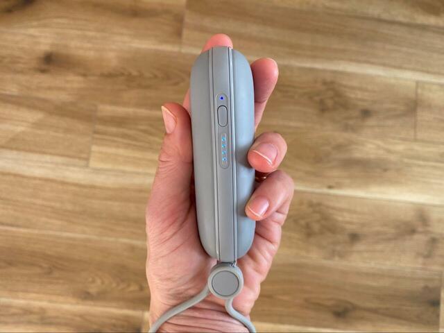 【ニトリ　手のひらに収まる充電式カイロ】電源を入れると弱（青）モードになり、10秒ほどですぐに温かくなります！