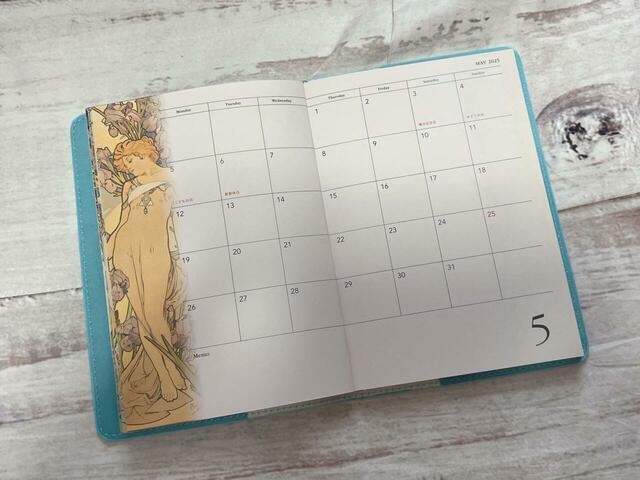 5月は「四つの花〜IRIS」アイリスに囲まれた女性のしなやかなフォルムがミュシャらしい一作！