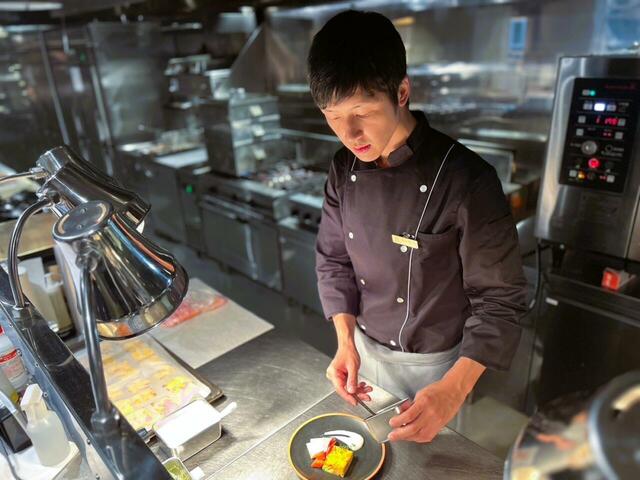 「アマネク別府 ゆらり チーフシェフ 岡田 庄時 氏」【朝から贅沢！大分や九州の食材を使った地産地消メニューや伝統的な郷土料理も楽しめる“朝食ビュッフェ”にリニューアル！】