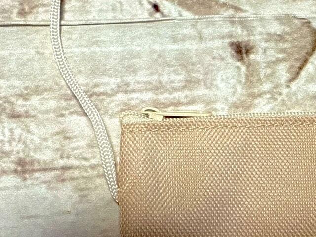 上部にファスナー付きで貴重品の収納も安心