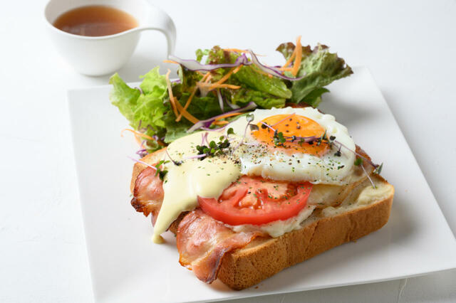 「ベーコンエッグトースト」<価格:1,265円(税込)>【人気ブランドのパンを使用したモーニングやオリジナルのスイーツコースも♪「NOSTA CAFE」に新作が続々登場!】