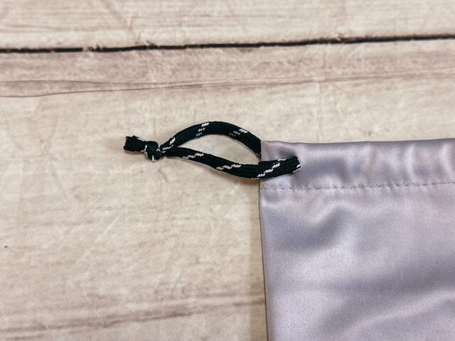 巾着の紐はアウトドアテイストのパラコード