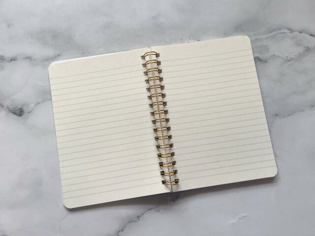 中身はA罫。リングがゴールドなので高級感も◎