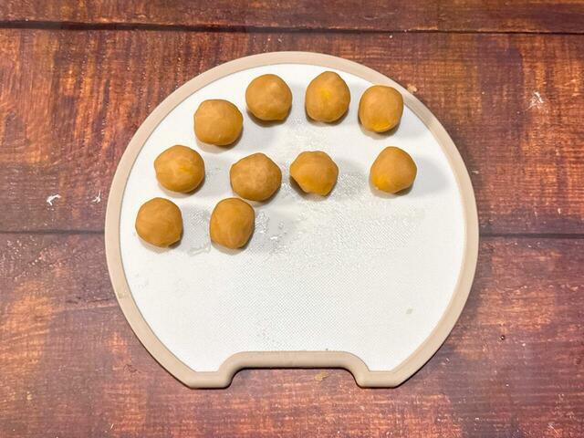 (3)栗の甘露煮を半分に切ったものを、白餡で包んだもの