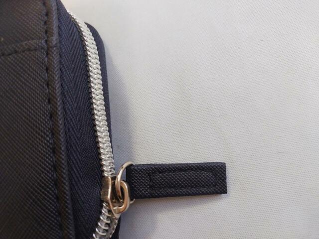 ファスナー部分は、ミシンで丁寧に縫い付けられていた