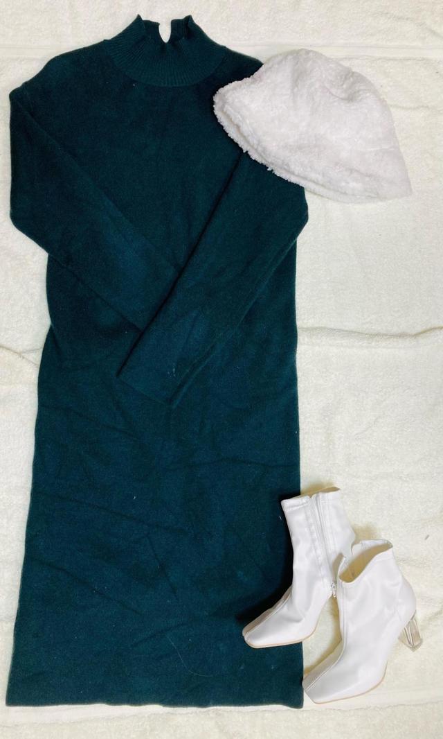 【GU（ジーユー）　スウェットライクハイネックニットワンピース（長袖）】グリーン×ホワイトコーデできれいめに