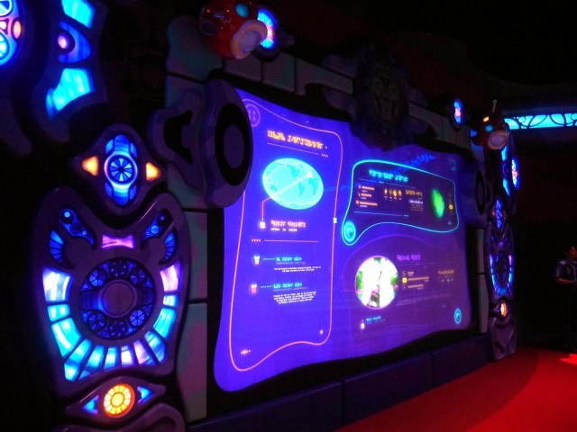 正面の大型モニター両脇にある形は…?