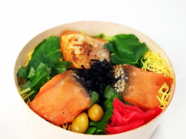 【角上魚類の刺身・寿司・惣菜ランキング 8位】「鮭焼き漬わっぱ飯」1パック　 700円（税込）