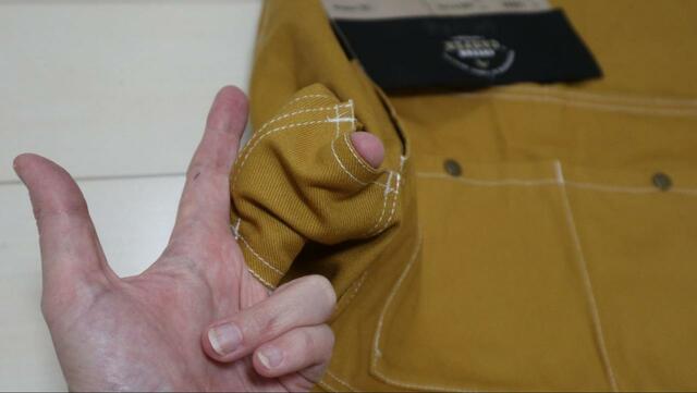 【ワークマン コットンキャンパーエプロン】焚き火やBBQのトングを収納できるギミック