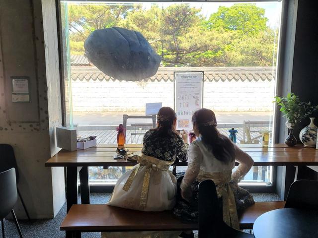 レンタル衣裳のままカフェでくつろぐ女の子たち