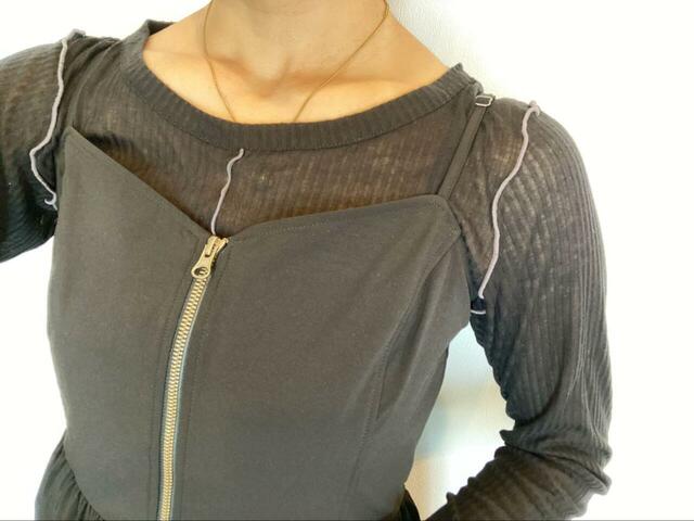 【GU フロントジップバブルヘムワンピース】ちょっと気温が高めの日は、中にシアー素材のトップスを合わせても良さそう♪