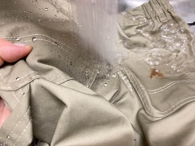 【ワークマン 超撥水チノペインターカーゴパンツ】子どもの食べこぼしなどにも有効