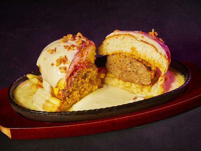 「鉄板マシンガンチーズバーガー」＜1430円＞【プロントがサカバタイムにて「背徳フェア」開催】