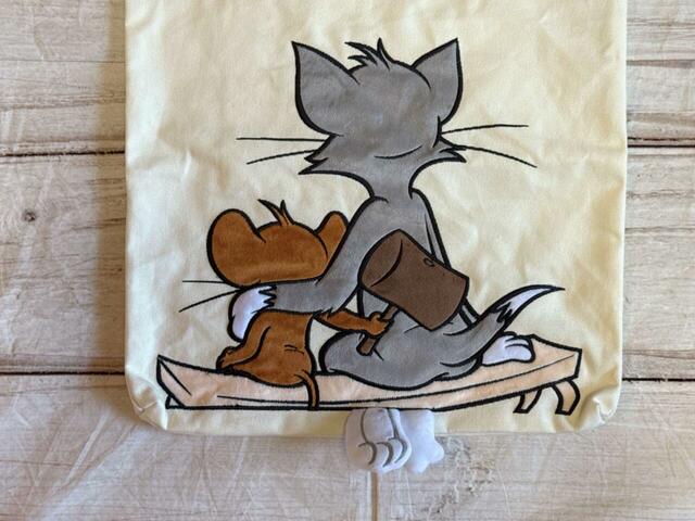 椅子に腰掛けたトムとジェリーの後ろ姿がかわいいデザイン