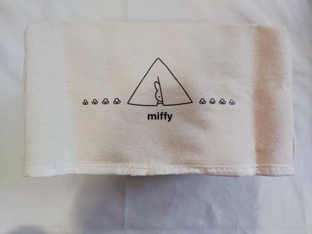 顔を覗かせた可愛いミッフィーが描かれていました
