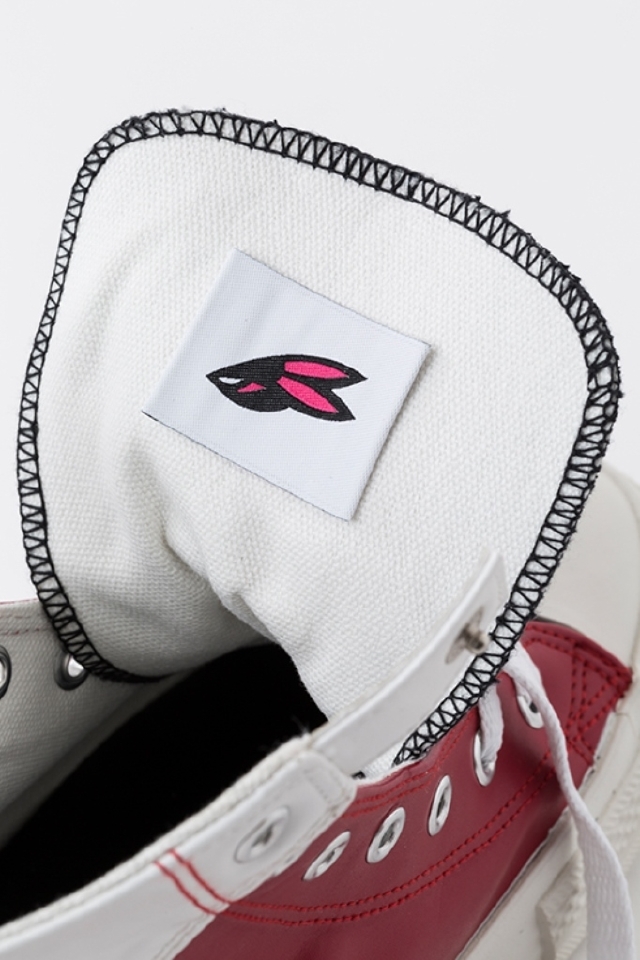 『バーナビーモデル』ベロの裏にはバニーマークのワンポイント