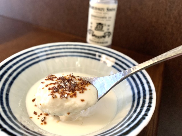 手作りどうふに「もろみの雫シーズニングソイソルト」という醤油のお塩を振りかけて食べる