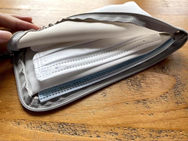 soil マスクケース 珪藻土吸湿脱臭袋／珪藻土の袋が仕切りに