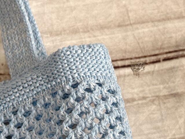 素材はポリエステル。しっかりとしたメッシュニット生地