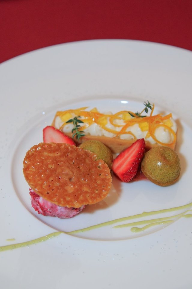 デザート「レモンタルト、カシスアイス添え」