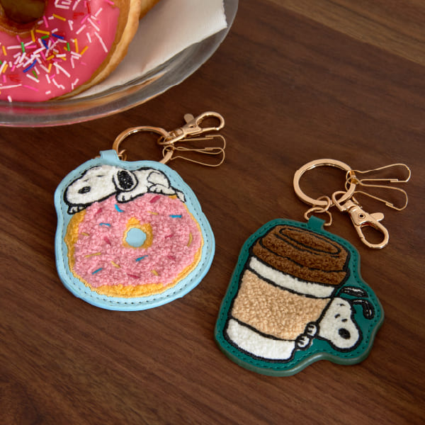 【ファミリーマート「スヌーピーと楽しむ、ファミマの秋」キャンペーン】「SNOOPY さがら刺繡キーホルダー」1,430円/2026年10月23日(金)発売、全国約3,800店舗