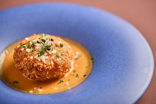 浦安ブライトンホテル東京ベイ「カシュカシュ」あまおう苺スイーツとローストビーフ、海の幸のご褒美ビュッフェ「クラブ＆シュリンプケーキ ビスク風ソース」