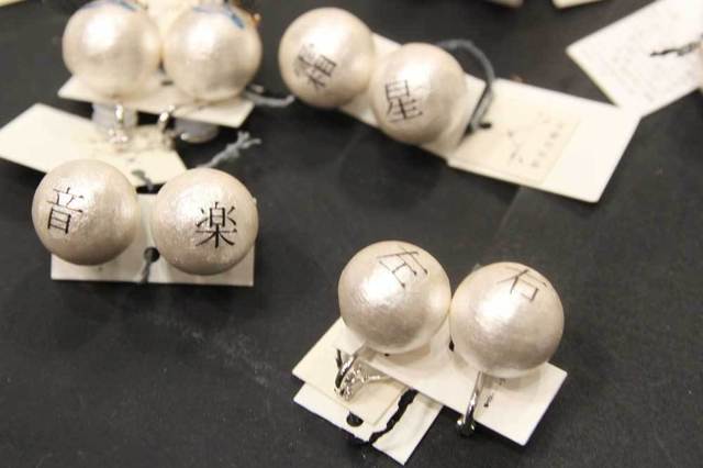 「新星急報社」のコットンパールに文字が入っているイヤリングやピアス。