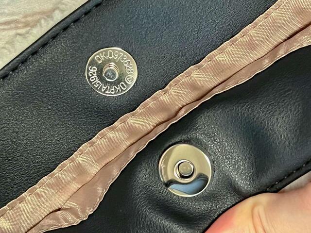 【ファッションセンターしまむら】口はマグネットスナップボタンで留められる仕様