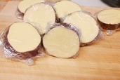 【さつまいもの冷凍保存方法】輪切りのまま保存の場合にも、ひとつひとつラップで包みます