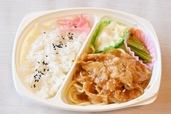 【ライフの冷凍弁当／豚生姜焼き弁当】全体的に味のバランスがよく、気づけばどんどんご飯がすすむお弁当