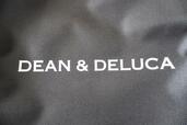 【GLOW8月号付録「DEAN＆DELUCA　保冷機能付きデイリーBIGトート」】「DEAN＆DELUCA」のロゴ