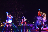 LEDギラギラ「Disney Paint the Night」 ©Disney