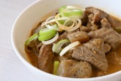 ベイシアプレミアム「上州名物 もつ煮」にねぎをトッピングして